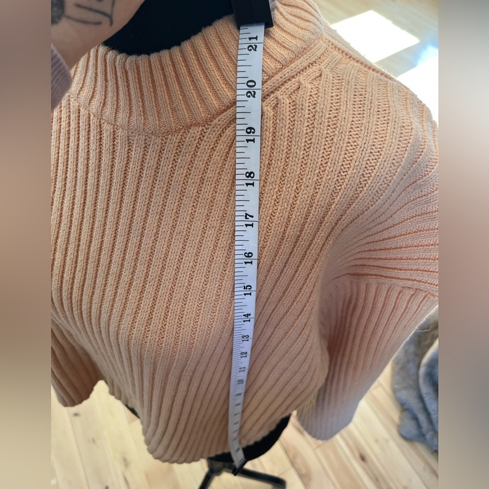 H & M peach colored oversized cropped sweater - Picture 7 of 7